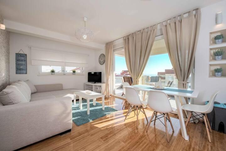 Blue Sky, Modern Sea View Apartment โนวาลยา ภายนอก รูปภาพ