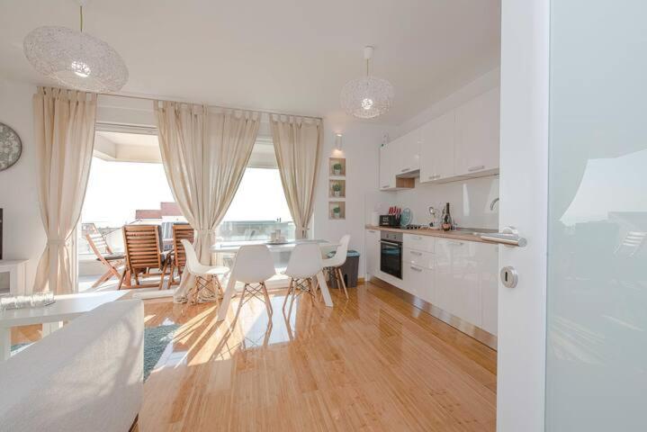 Blue Sky, Modern Sea View Apartment โนวาลยา ภายนอก รูปภาพ
