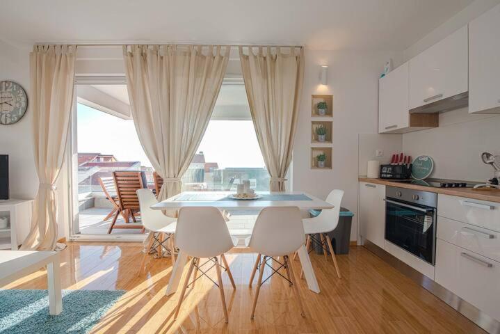 Blue Sky, Modern Sea View Apartment โนวาลยา ภายนอก รูปภาพ