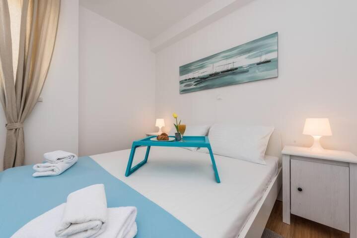 Blue Sky, Modern Sea View Apartment โนวาลยา ภายนอก รูปภาพ